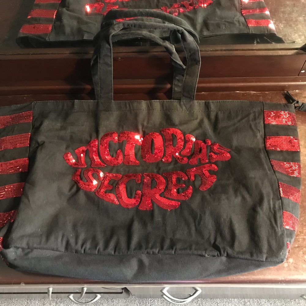 Victoria’s Secret lips shaped zipper tote